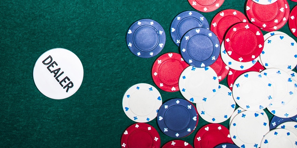 Essential aspects to consider in poker cash game strategy including position play and betting patterns